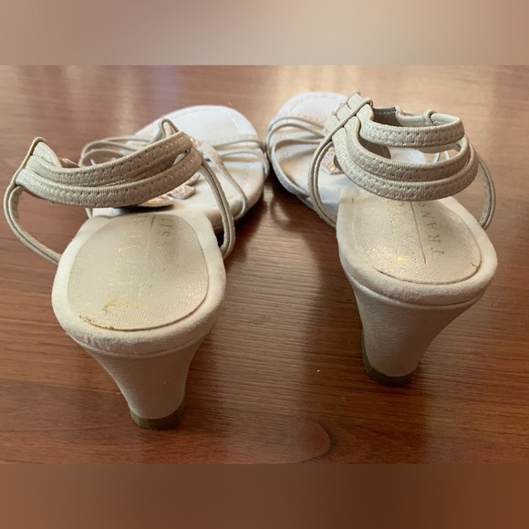 NEW YORK TRANSIT Women’s Suede Wedge Sandals Cream Size 9.5M - Picture 2 of 7